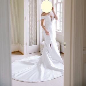 Elegant mermaid wedding dress with detachable sleeves